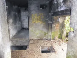 Ligne Maginot - CEZF-1 - CROIX SAINT HUBERT - (Blockhaus lourd type STG / STG-FCR - Double) - Dans l'entrée, les puits vers l'étage inférieur