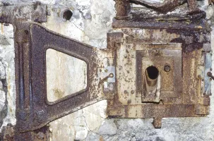 Ligne Maginot - CLAIRIERE - (Blockhaus pour arme infanterie) - Créneau pour la mitrailleuse lourde encore en place