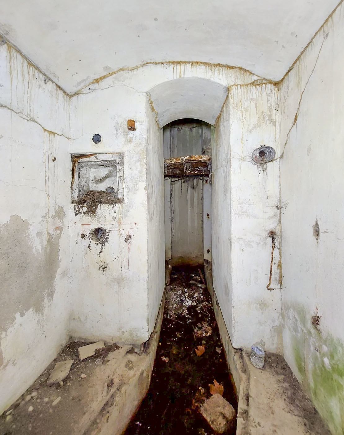 Ligne Maginot - ANNEXE DE FORT UHRICH (II/155° RAP) - (Position d'artillerie préparée) - PC de batterie
Local de l'officier observateur jouxtant l'observatoire cuirassé